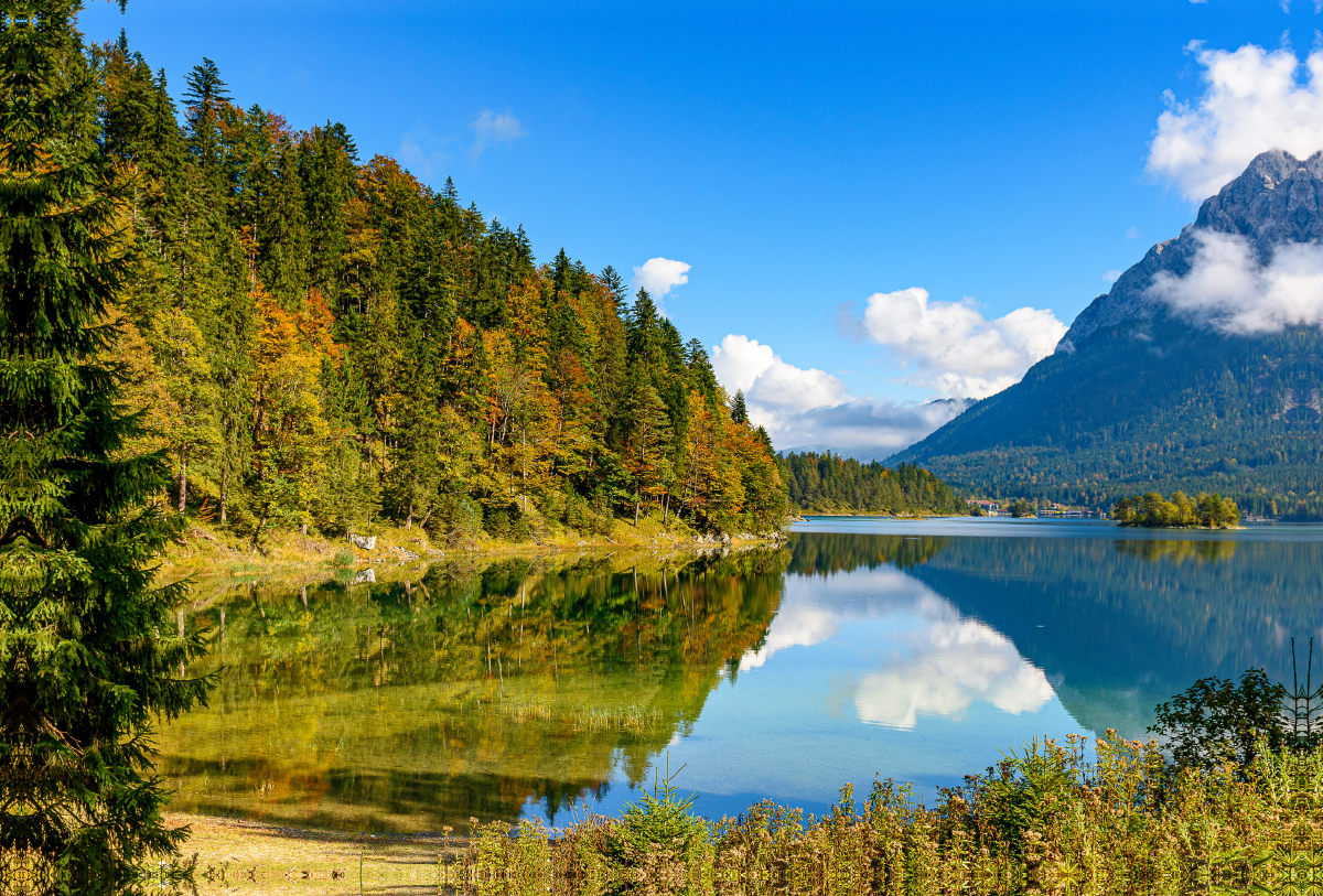 Herbstliches Bilderbuchpanorama am klaren Wasser