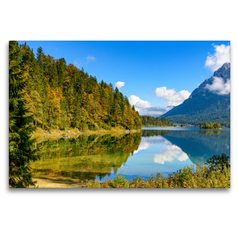 Herbstliches Bilderbuchpanorama am klaren Wasser