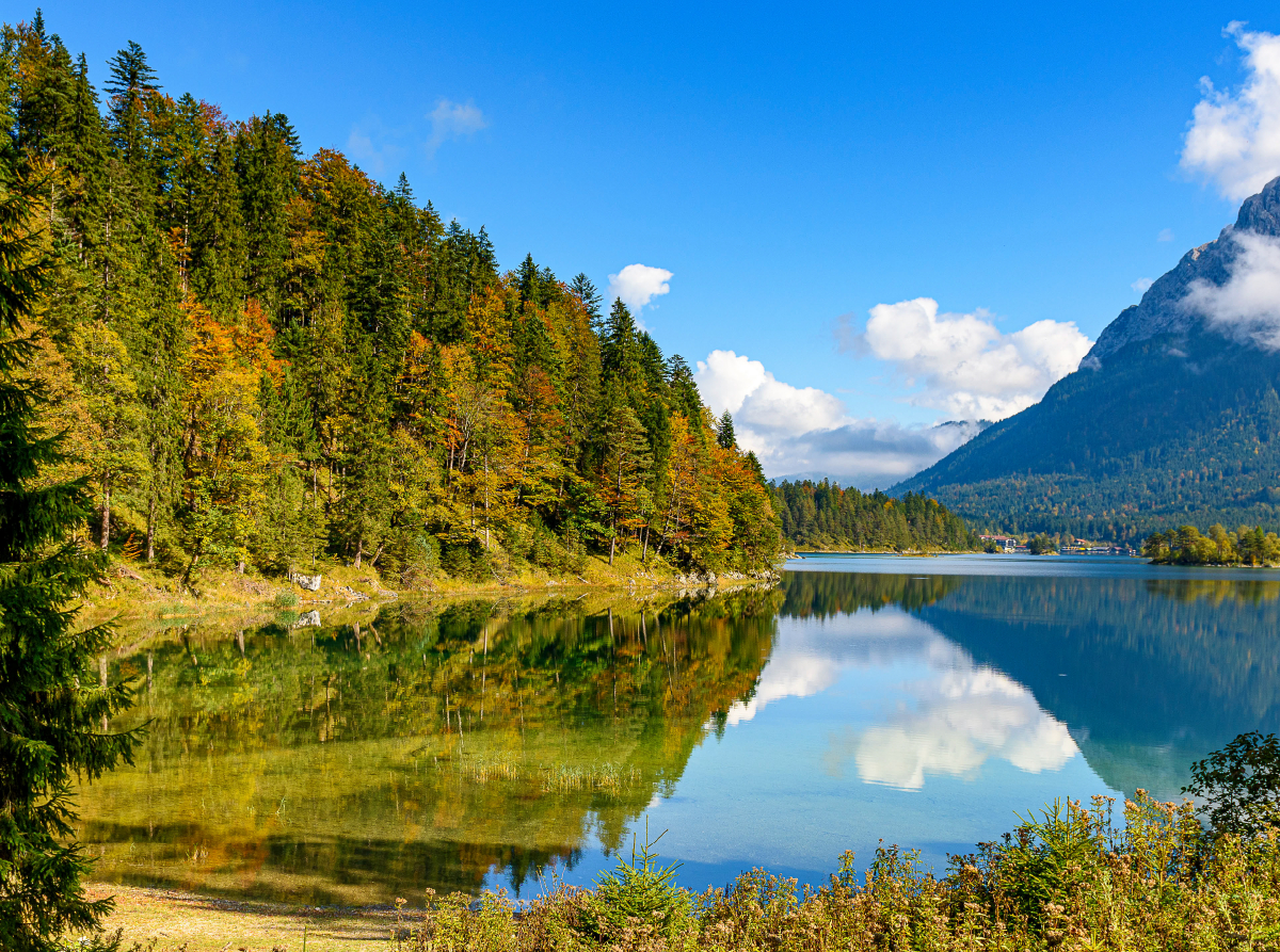 Herbstliches Bilderbuchpanorama am klaren Wasser