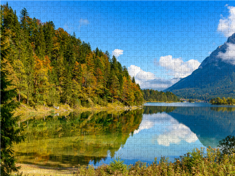 Herbstliches Bilderbuchpanorama am klaren Wasser