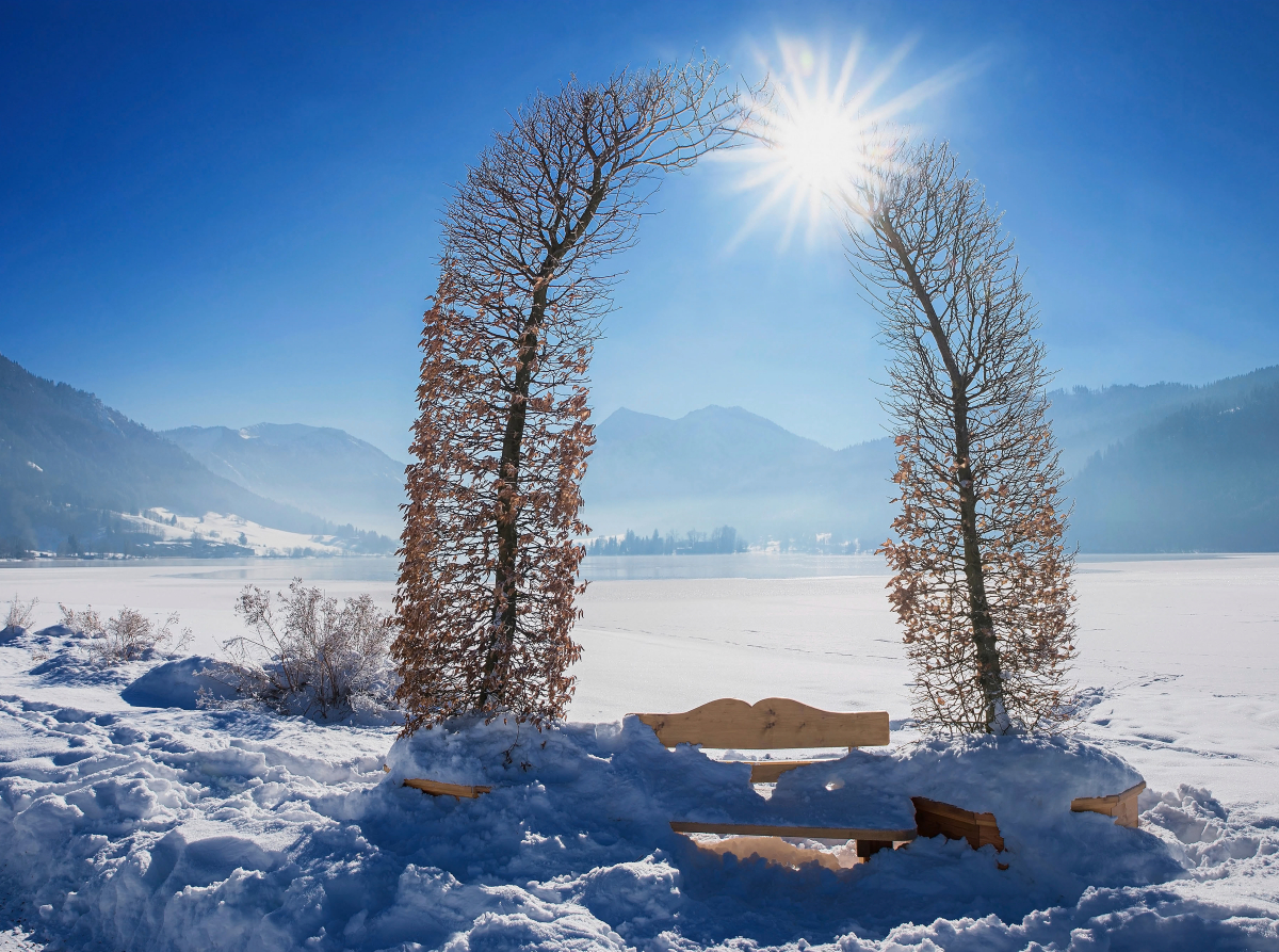 Stille Rast mit Aussicht auf die Winterlandschaft Schliersee Oberbayern