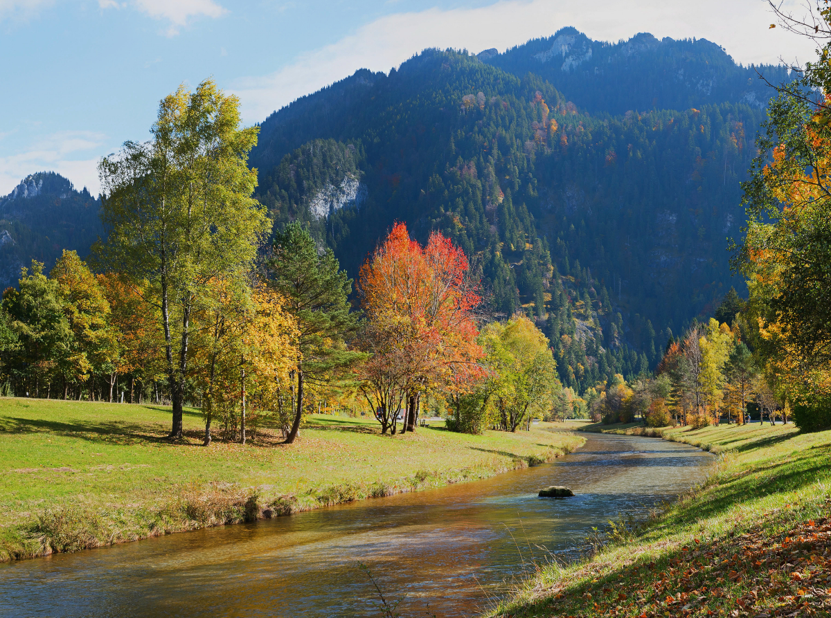 Flusslandschaft Oberbayern bei Oberammergau im Herbst