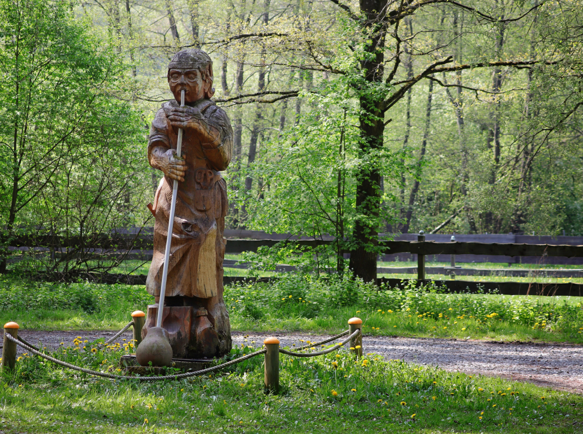 Glasbläser-Skulptur im Gläsnertal bei Nieste