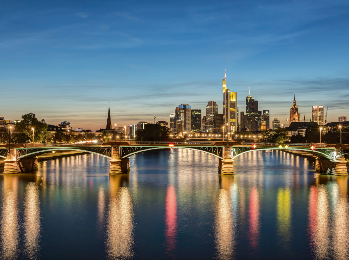 Skyline Frankfurt und Ignatz-Bubis-Brücke