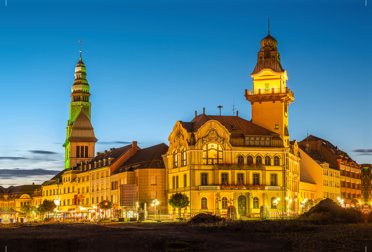 Hilmar Buchmann - Blick auf das Alte Rathaus und die Eligiuskirche in Völklingen.