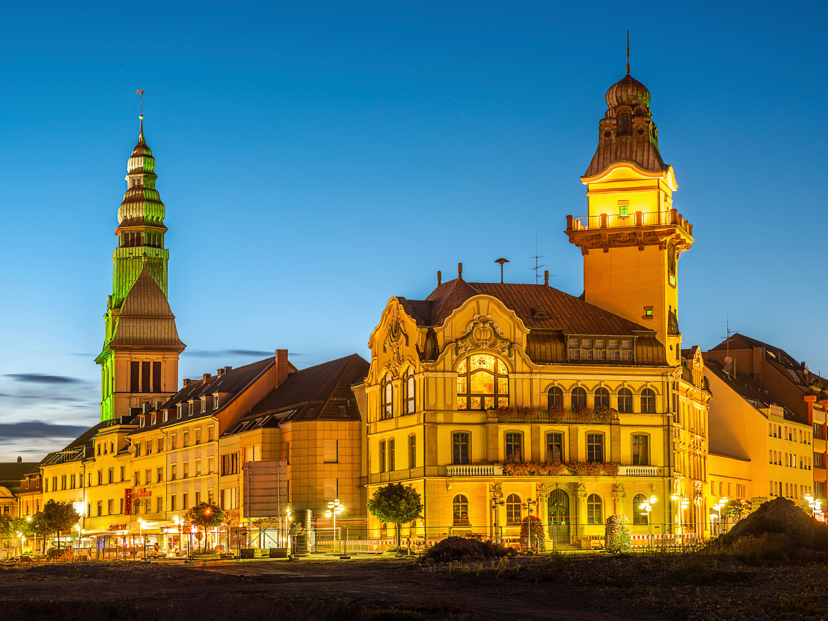 Hilmar Buchmann - Blick auf das Alte Rathaus und die Eligiuskirche in Völklingen.