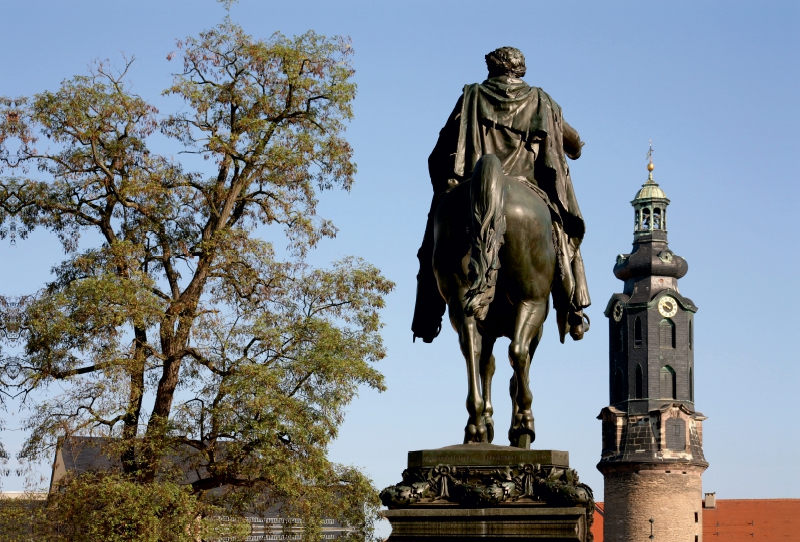 Carl-August-Denkmal und Schloßturm in Weimar