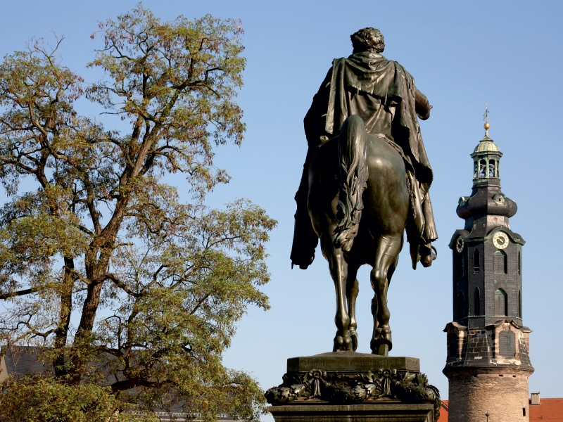 Carl-August-Denkmal und Schloßturm in Weimar