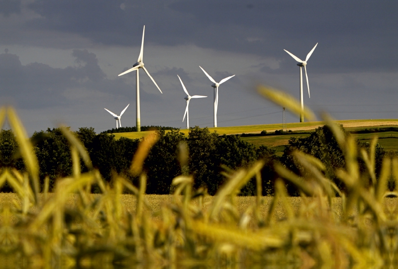 Landschaft mit Windkraftanlagen