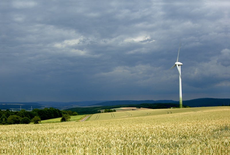 Gewitterlandschaft mit Windkraftanlage