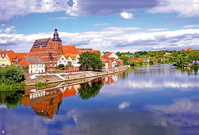 Blick über die Havel zur Weinbergstraße in Havelberg