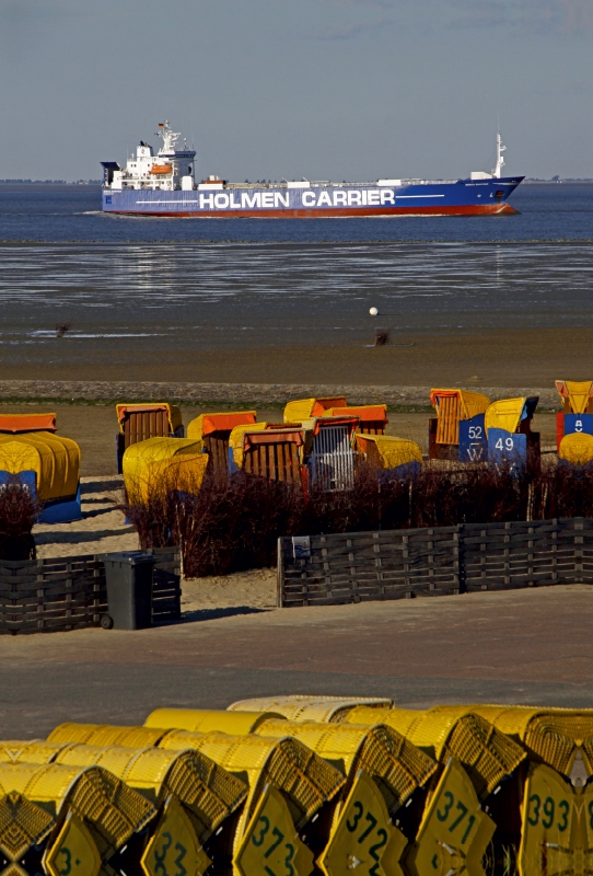 Schiff vor dem Strand in Cuxhaven-Döse