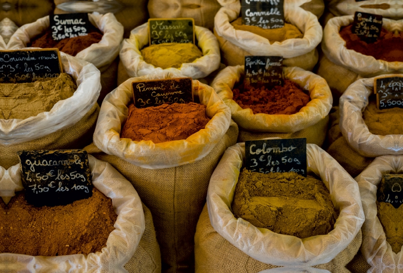 Provence - Gewürze auf dem Markt von Goult