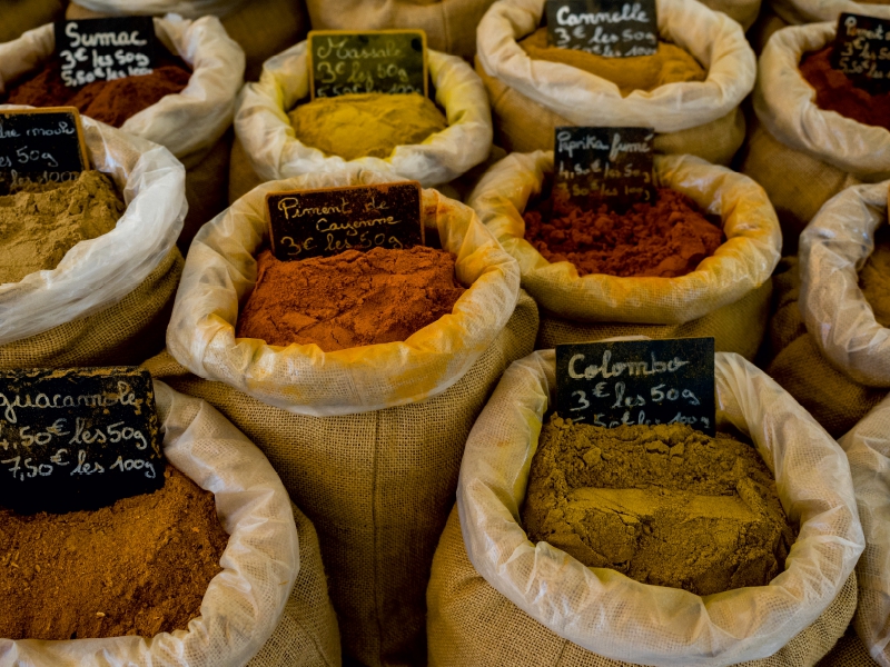 Provence - Gewürze auf dem Markt von Goult