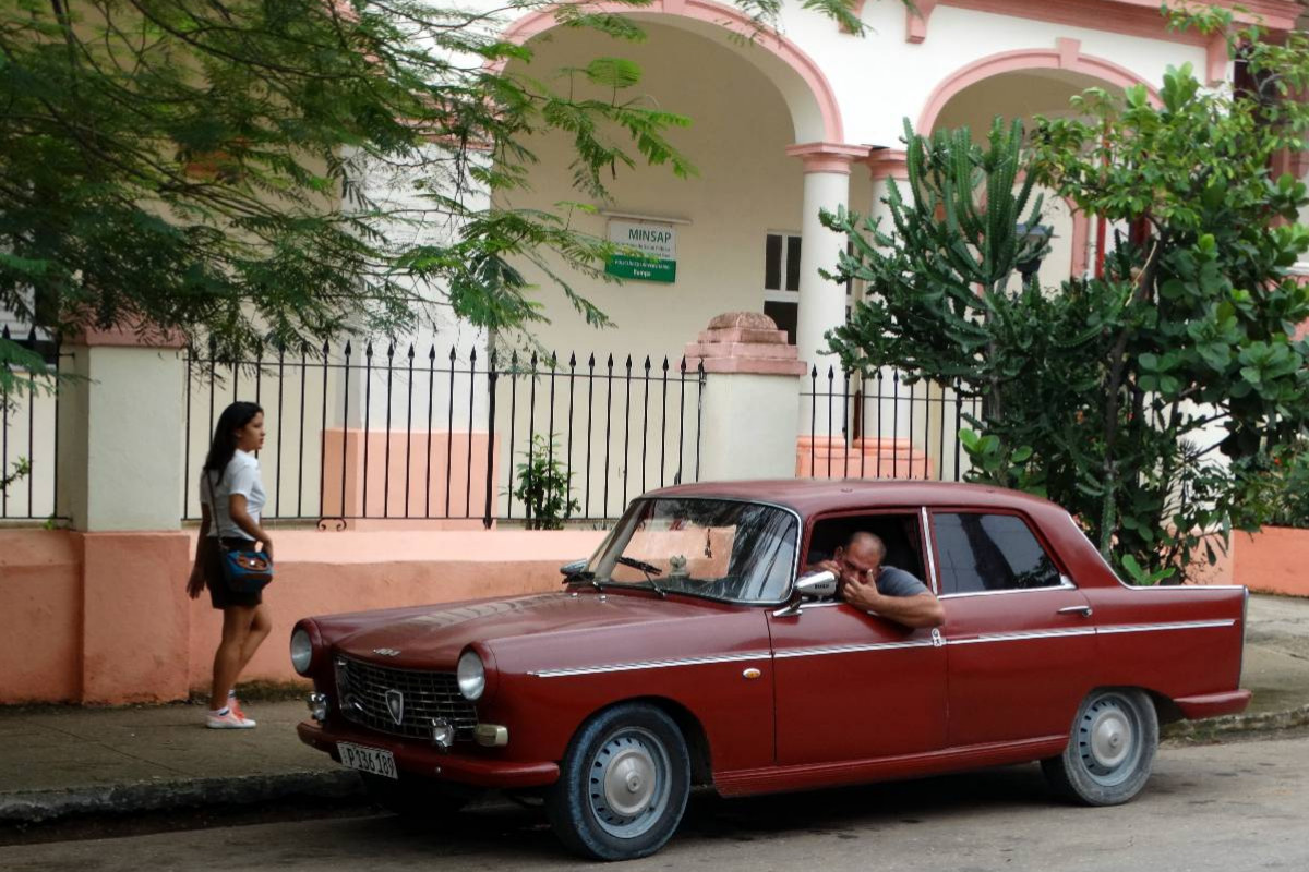 Ein Motiv aus dem Kalender 'Auto-Legenden - PEUGEOT 404'