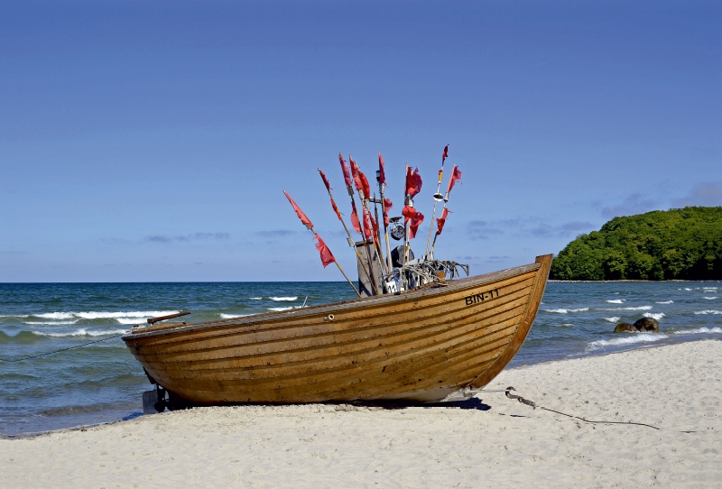 Fischerboot am Strand in Binz