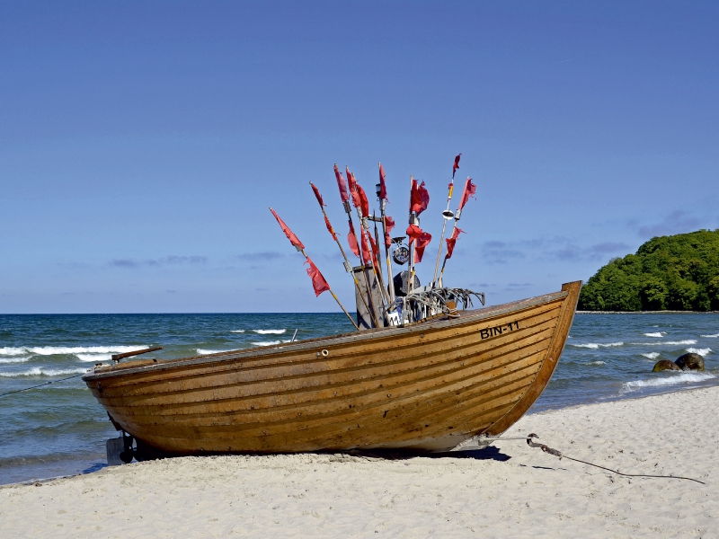 Fischerboot am Strand in Binz