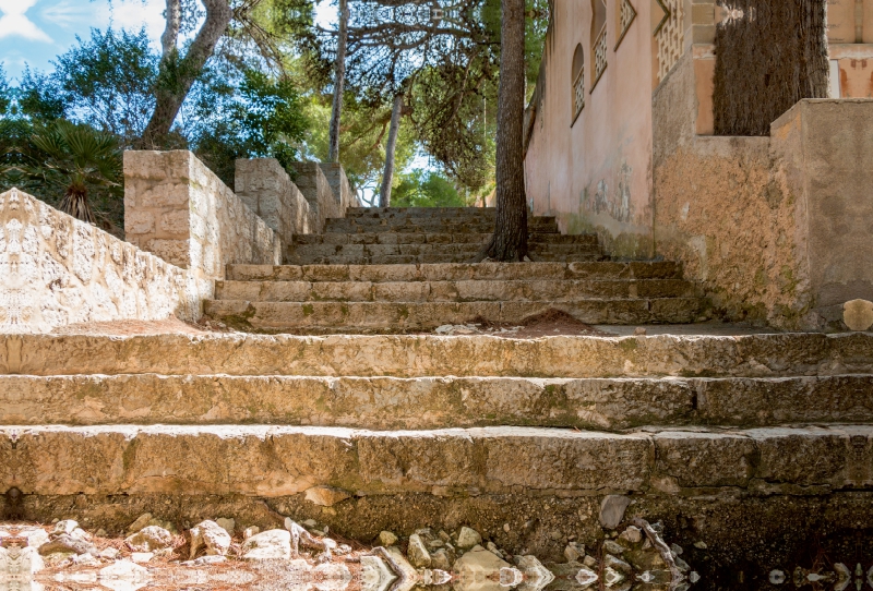 Steintreppe in Cala Rajada im Osten von Mallorca