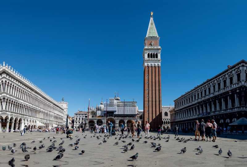 Piazza San Marco (Marktplatz) mit Campanile