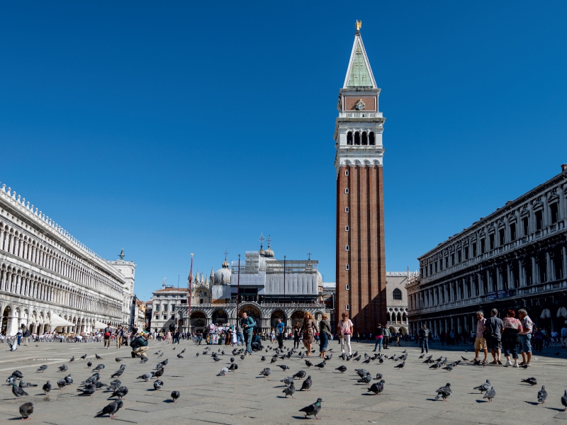 Piazza San Marco (Marktplatz) mit Campanile