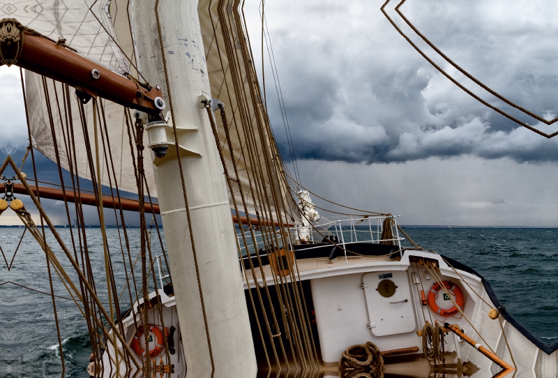 holländischer Großsegler 'Gulden Leeuw' nimmt Kurs auf Warnemünde, Hanse Sail 2013