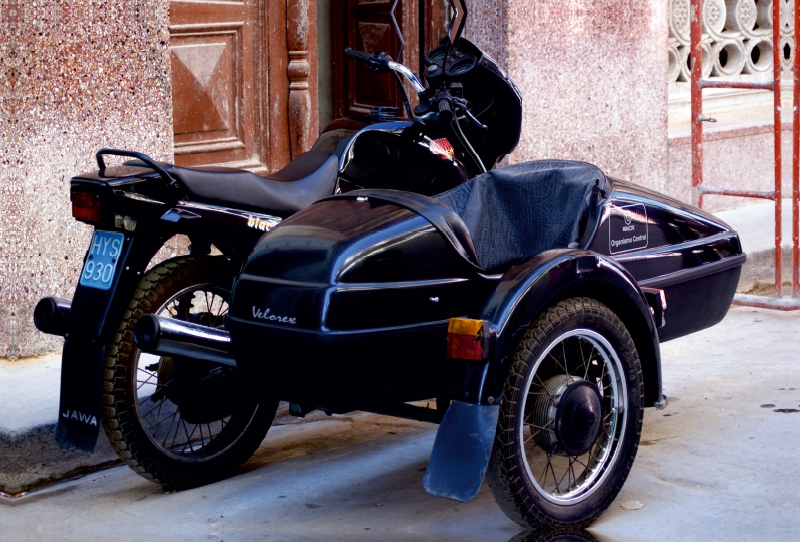 JAWA-Motorrad mit Beiwagen in Havanna