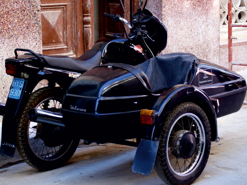 JAWA-Motorrad mit Beiwagen in Havanna