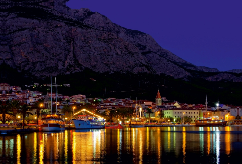 Makarska bei Nacht