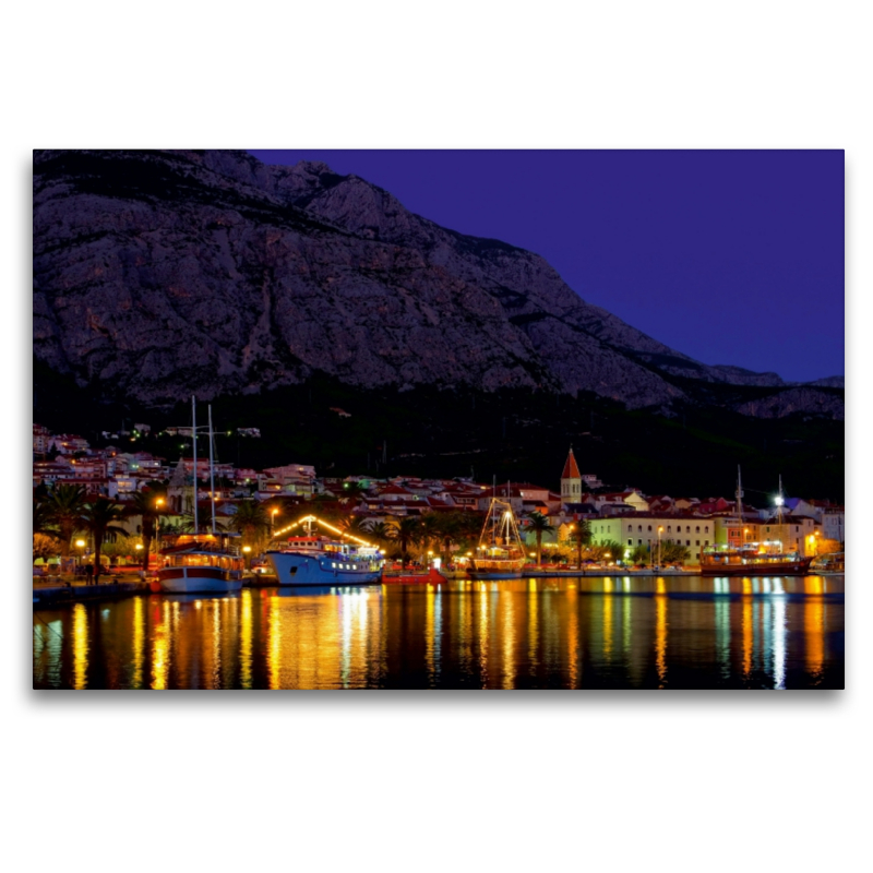 Makarska bei Nacht