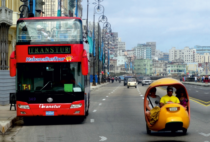 Ein Coco-Taxi auf dem Malecón in Havanna