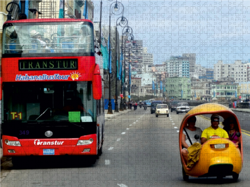 Ein Coco-Taxi auf dem Malecón in Havanna