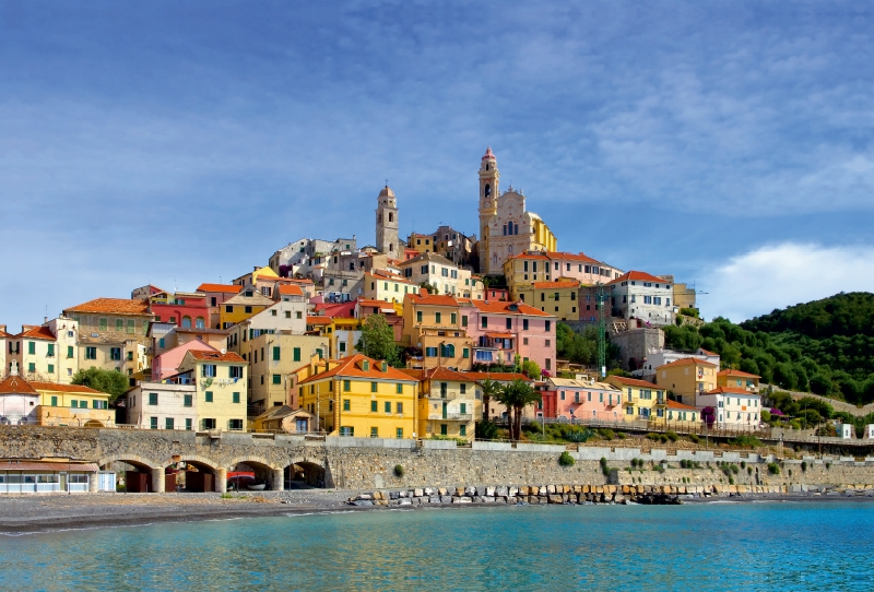 Strand und Altstadt von Cervo