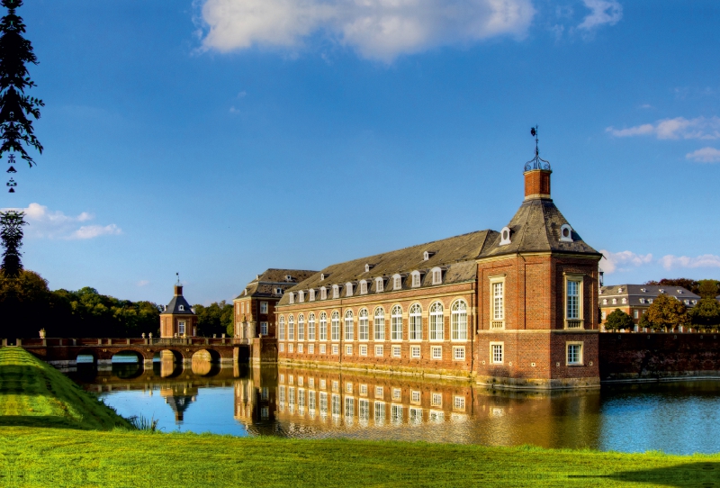 Schloss Nordkirchen, das Reithaus, im Hintergrund der Dienstflügel