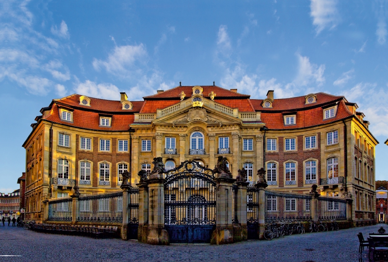 Münster - Der Erbdrostenhof wurde 1753 bis 1757 erbaut. Er ist Teil der Barockinsel an der Salzstraße