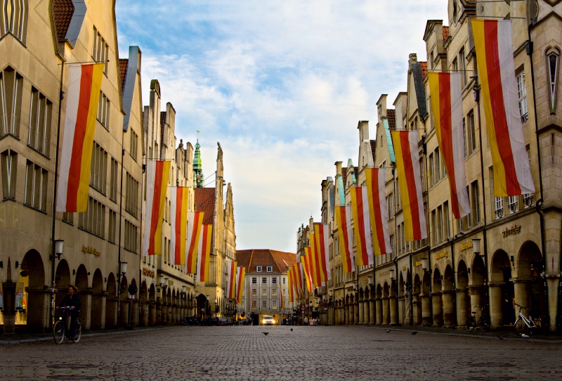 Münster - Prinzipalmarkt, der Platz mit den charakteristischen Giebelhäusern und Bogengängen.