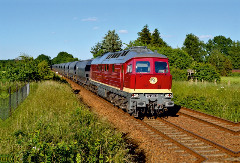 132 293 mit einem Getreidezug bei Medewitz (OL) am 06.06.2016