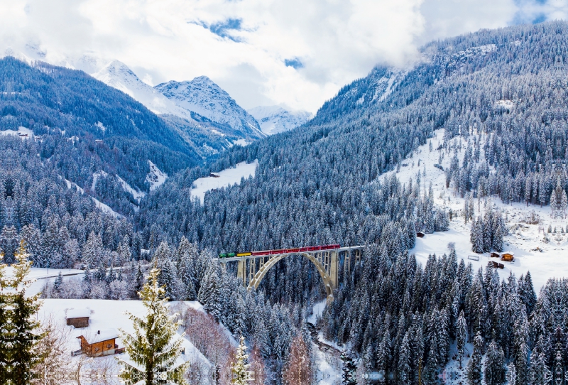 Rhätische Bahn auf dem Langwieser Viadukt