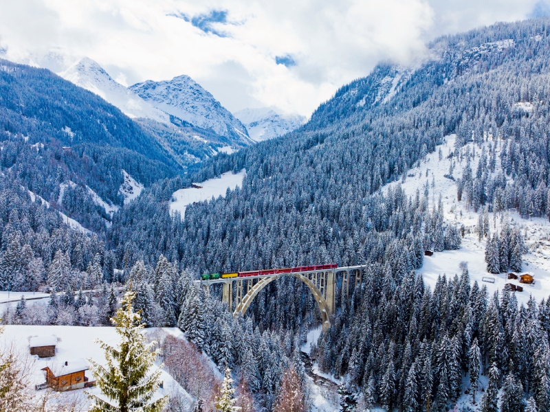 Rhätische Bahn auf dem Langwieser Viadukt