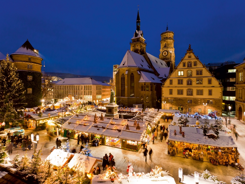 Weihnachtsmarkt auf dem Schillerplatz in Stuttgart