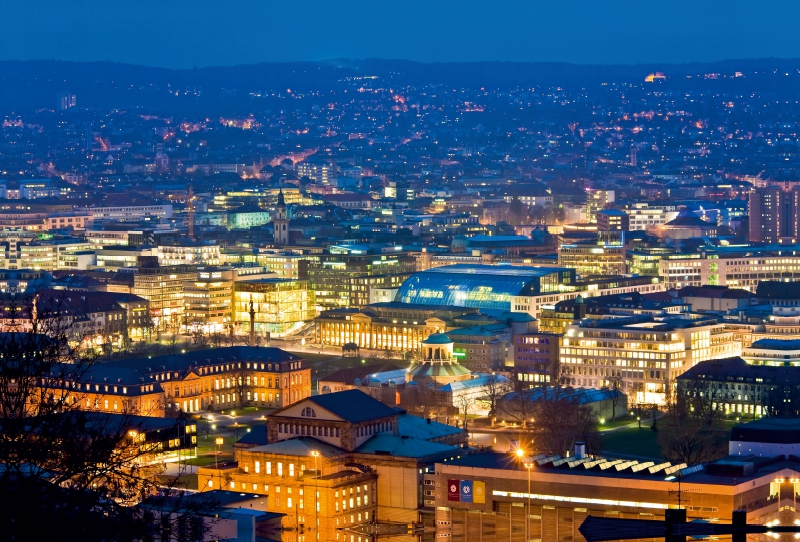 Blick auf die Innenstadt von Stuttgart bei Nacht