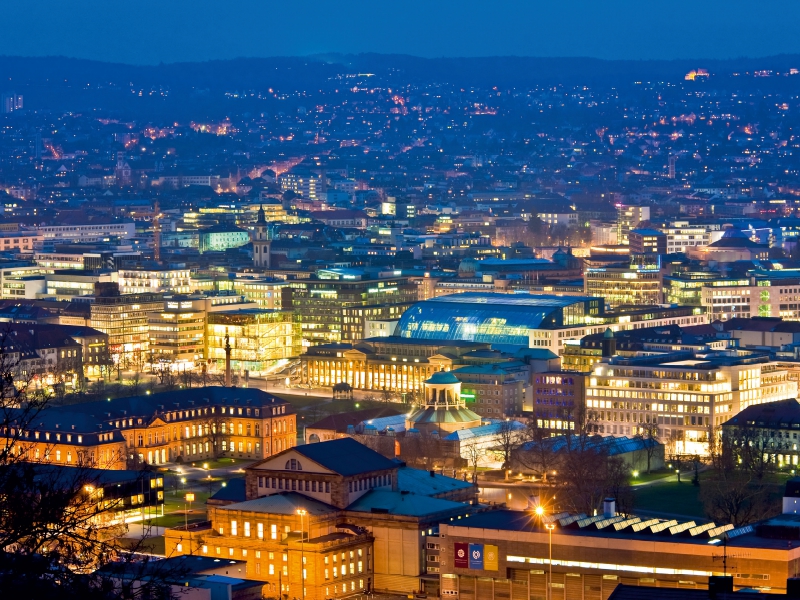 Blick auf die Innenstadt von Stuttgart bei Nacht