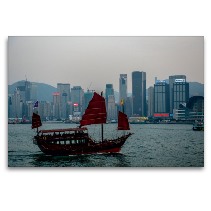 Traditionelle Dschunke vor Skyline Hongkong Island