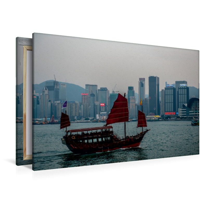 Traditionelle Dschunke vor Skyline Hongkong Island