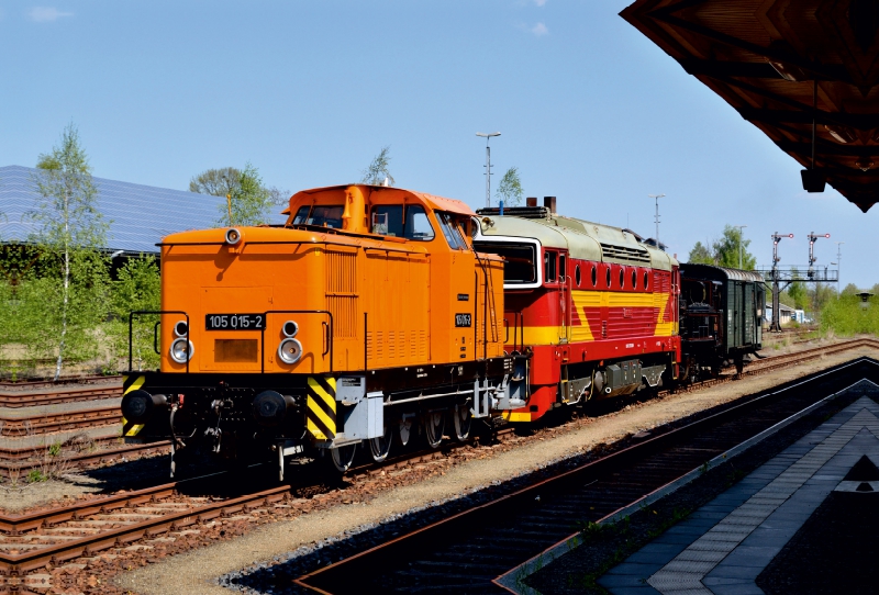 105 015-2 mit einer Überführung aus Turnov in Zittau am 06.05.2016