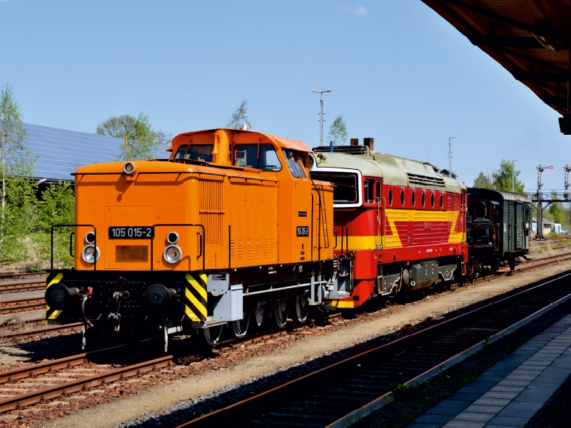 105 015-2 mit einer Überführung aus Turnov in Zittau am 06.05.2016