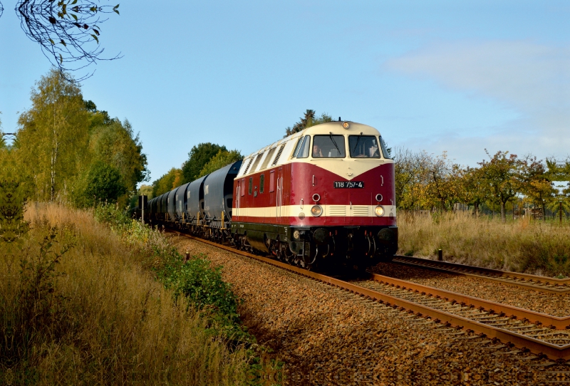 118 757-4 mit einem Getreidezug bei Medewitz am 23.10.2015