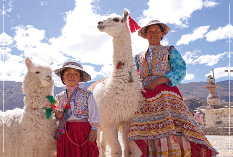 Frau und Mädchen mit Lama und Alpaka