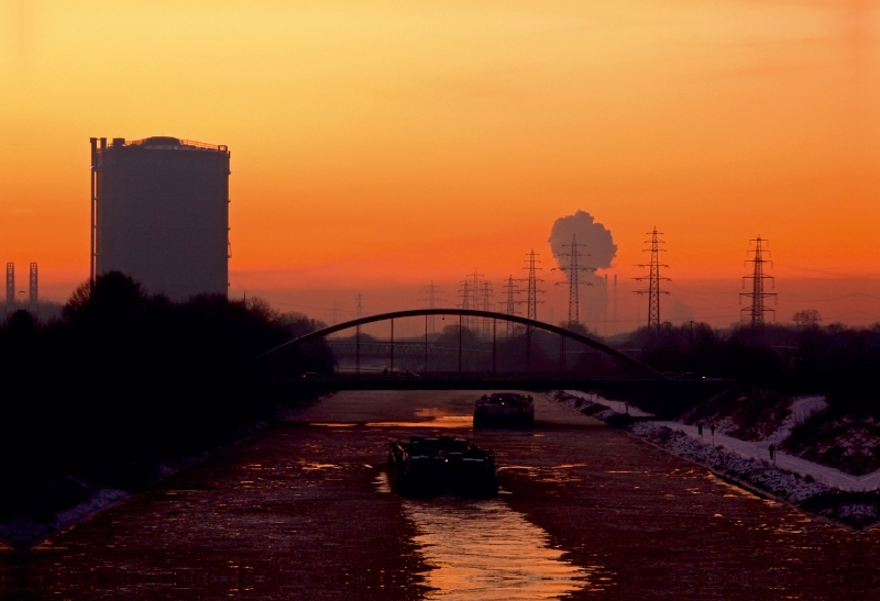 Rhein-Herne-Kanal bei Oberhausen mit Gasometer