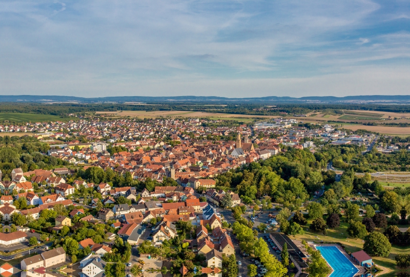 Volkach aus der Luft mit Schwimmbad und Altstadt