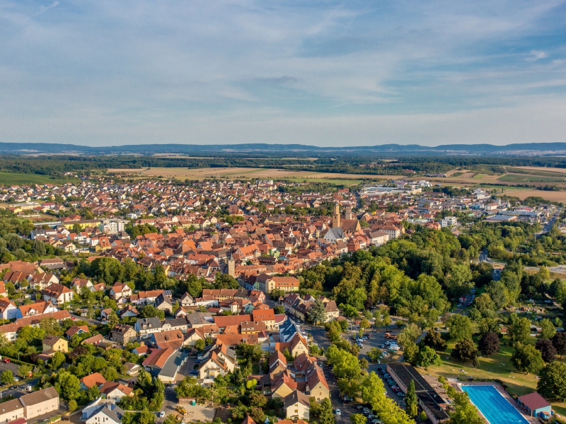 Volkach aus der Luft mit Schwimmbad und Altstadt